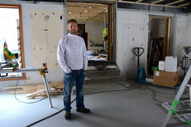 UNDER ARBEID: Arnt Erik Henjum, dagleg leiar i Tya Bryggeri. Trappa skiljer lokala for bakeri og bryggeri.