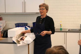 LÆRAR: Gry Tokvam gir deltakarane gode tips som dei kan ta med seg i matlaginga.
