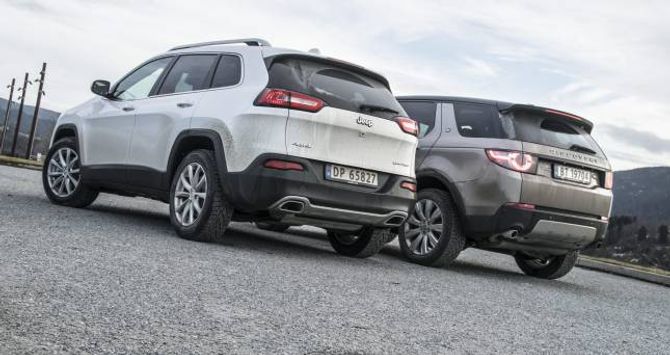 TEK SEG FRAM: Jeep Cherokee og Land Rover Discovery Sport stoppar knapt når vegen tek slutt.