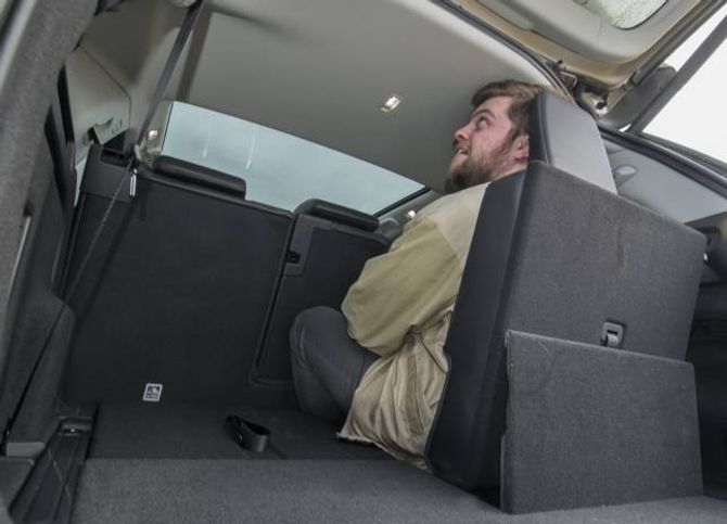 LAND ROVER: Mogleg å sitte sjølv for vaksne i bakre seterad.