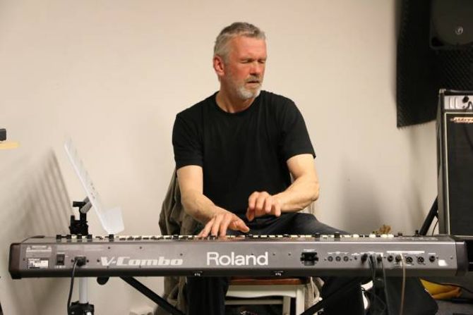 EIGA VERD: Arnt Kjetil Ellingsen lever seg inn i bluesverda.