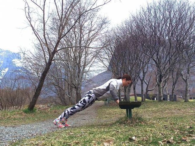 Push-ups (Tyngre variant: Ha beina på benken og hendene i bakken)