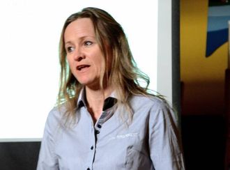 DAGENS LEVERANDØR: Mona Teigen, marknadsleiar i Sognenett, fortel dei sender ut faktura til innbyggjarane i Vikadalen ut oktober, fram til Årdalsnett tek over.