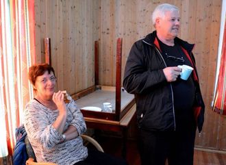 HÅPAR NETTET BLIR BETRE; Marta og Kjell Natvik under møtet på Ungdomshuset i Vikadalen tysdag.