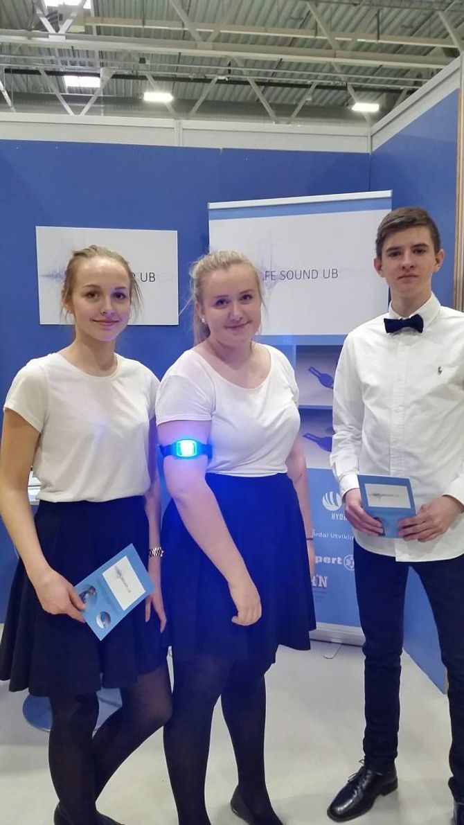 Elevane bak SafeSound UB syner fram produktet som kan redde liv. Her frå standen under NM i Lillestrøm.