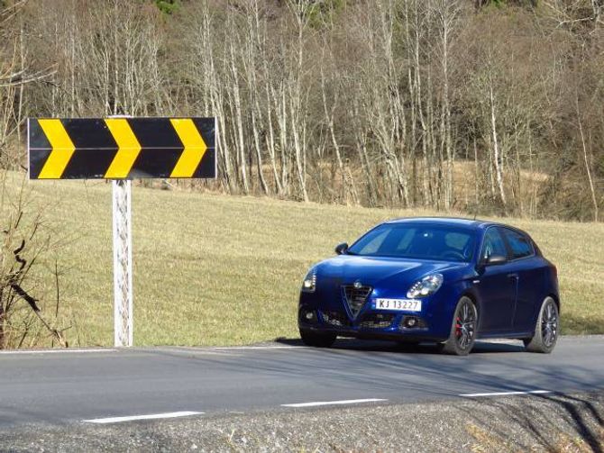 PÅ HEIMEBANE: Det er her, blant skilt som dette, at Alfa Romeo Giulietta QV føler seg heime.