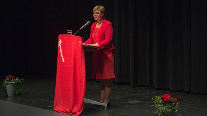 Anne Gine Hestetun på talarstolen i Årdal Kulturhus.