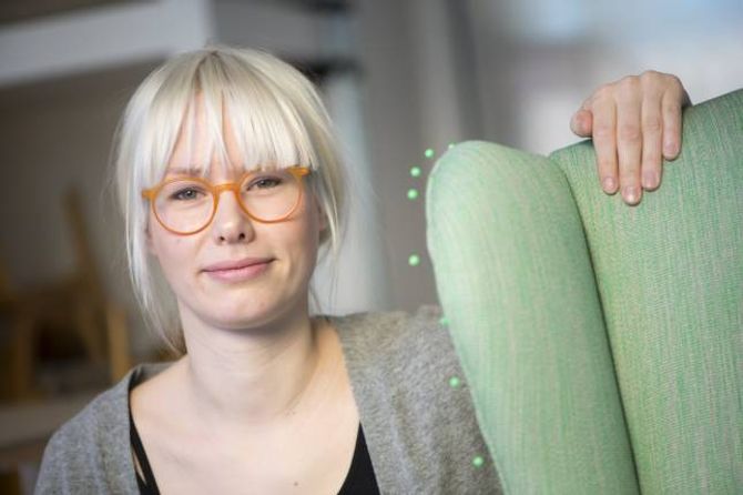 GODE RÅD: Møbeltapetserar Minnie Staaf gir råd om korleis ein best kan trekke om og restaurere gamle møblar.