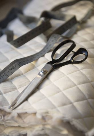 NØDVENDIG: Reiskapane er viktige. Måleband og ei god saks vert mest brukt.