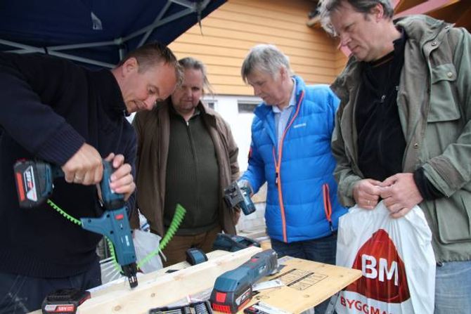 VERKTØY: – Batteriverktøy er no i vinden, seier Andrè Skjønberg, som demonstrerte bruken av fleire av dei.