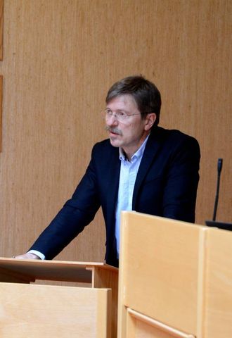 FORTEL SI SIDE: Då saka omhandlar rådmannen og hans arbeidssituasjon, valde Alf Olsen jr. å fortelje korleis han har opplevd saka, for å få fram arbeidsgivar- og arbeidstakar-perspektivet i saka.