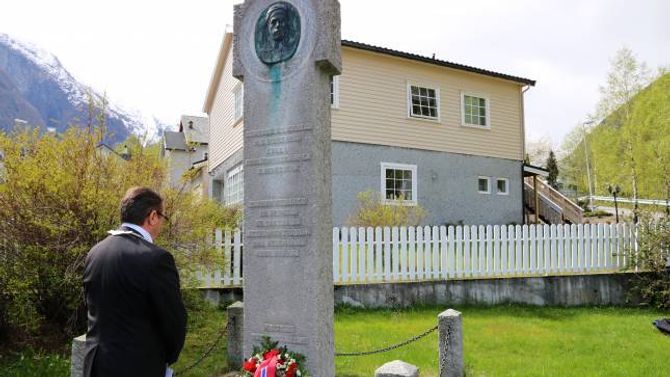 MINTEST: Arild Ingar Lægreid la ned krans på minnesmerket etter Thorvald S. Lægreid.