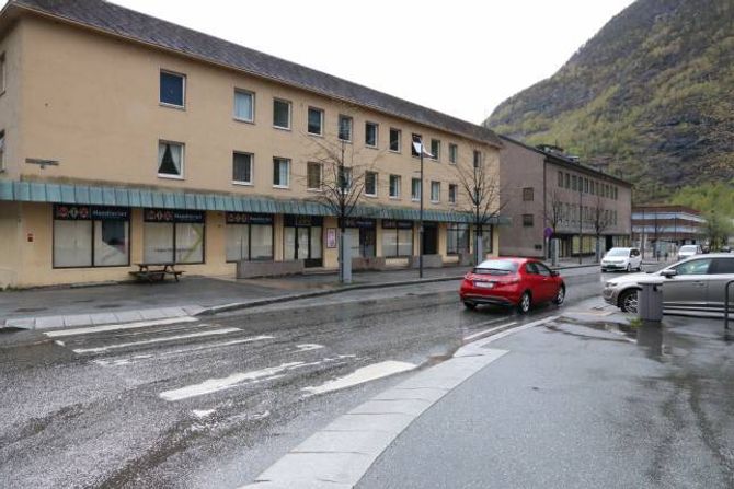 TOMT: Slik ser næringsbygga ut i Statsråd Evensensveg i Årdalstangen sentrum; tomme med gråpapir som dekkar for.