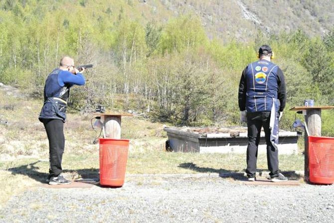 Kristian Natvik startar stemnet med det fyrste skotet på Mjøbakken, i Øvre Årdal.