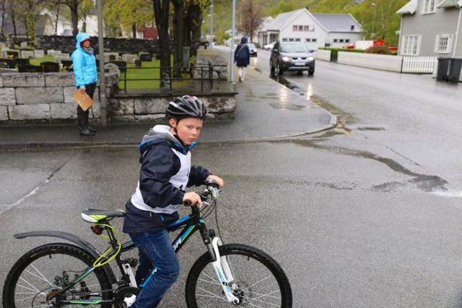 KONTROLLPOST: Elevane syklar rundt i bygda og blir sett på ulike prøvar som kan møta dei trafikken medan lærarane vurderer korleis dei taklar situasjonane.