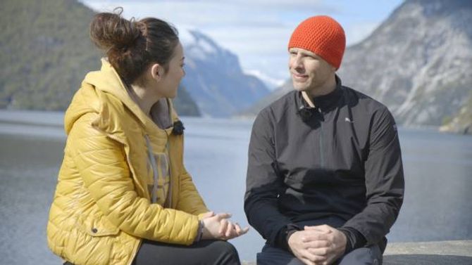 STOR I KINA: Eskil Rønningsbakken er kjend i Asia, Sør-Amerika og Midtausten. Her vert han intervjua av programleiar Aynuva Naman frå Kina.