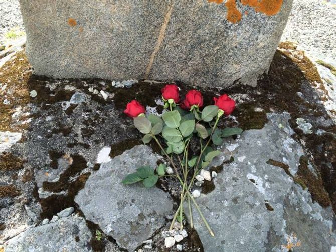 TIL MINNE: Som eit minne om dei fire norske soldatane som tapte kampen på Borlaug under krigen, ville 9. klasse legge ned roser på bautasteinen på Lærdalsøyri, ei rose for kvar av soldatane.