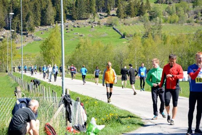 OPPVARMING: Konkurranseklassa starta klokka 13 og her er deltakarane i gang med å oppvarminga.