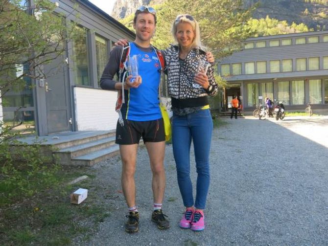 RASKASTE MANN OG KVINNE: Stian Hovind-Angermund, frå klubben Varegg i Bergen, og Therese Sjursen, frå Bergen Løpeklubb, etter premieutdelinga.