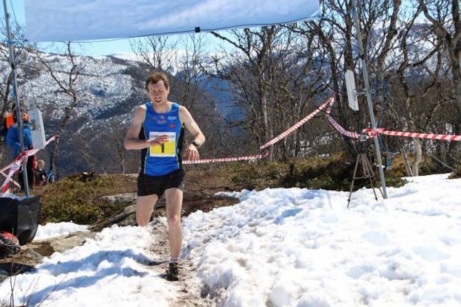 FØRST TIL TOPPS: Stian Hovind-Angermund frå Varegg var raskast opp Storehaugen Opp. Han deltok for fjerde året på rad og var ein tur nestan til topps for å legge att kle alt før løpet starta. Han var ikkje redd for å slite seg ut, men sett pris på ein lang og god oppvarming for å sjekke ut løypa og for å heie på mosjonistane.