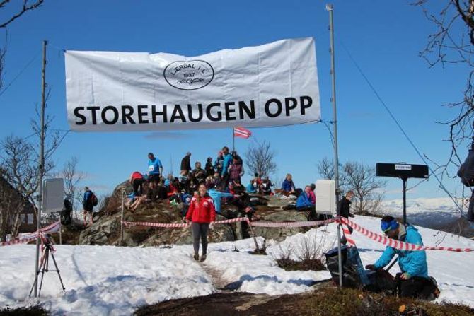 FOR STORE OG SMÅ: Folk i alle aldrar og ein gjeng på nesten 400 personar tok seg opp til Storehaugen, 980 moh, torsdag.