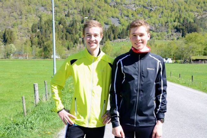 TRENINGSKAMERATAR: Ola Seim, Årdalstangen IL og Runar Sekse, Hafslo IL, er i gang med oppvarminga før dei skal kring 1000 meter opp i høgda til Storehaugen.