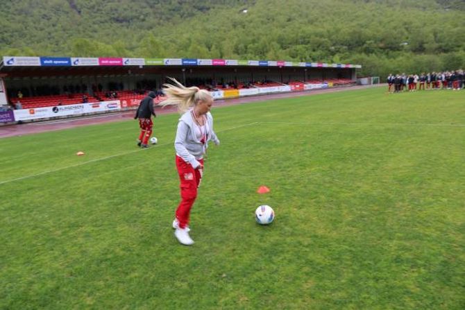 RUSS I FARTA: Det var Årdalsrussen som stod for underhaldning mellom omgangane, og sprang maraton trass redusert tilstand.
