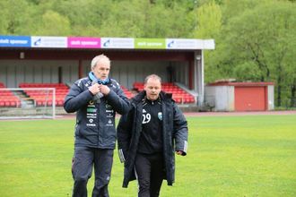ETTER KAMPEN: Ivan Øy og Dagmund Evebø diskuterer kampen etter fløyta har gått.