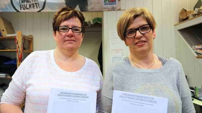 UNDERSKRIFTSKAMPANJE: Reidun Fodnes og Bodil Selland Nordnes samlar inn underskrifter for å få opna friuftsbassenget på Årdalstangen att.