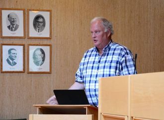 SEIER SEG EINIG I KRITIKKEN: Geir Berge Øverland (Ap) kom med forlag om å setje ned eit adhocutval for å gå gjennom informasjonsplanen på nytt.