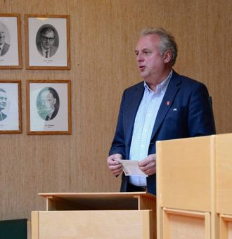 NØGD: Jan Geir Solheim, ordførar i Lærdal, seier Statens vegvesen tilråding om aust-vest samband vil gjera Lærdal til eit knutepunkt.