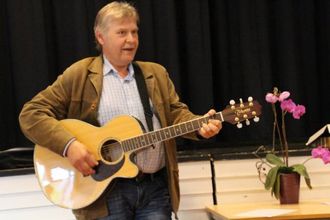 SONG: Torfinn Grøttebø med visesong.