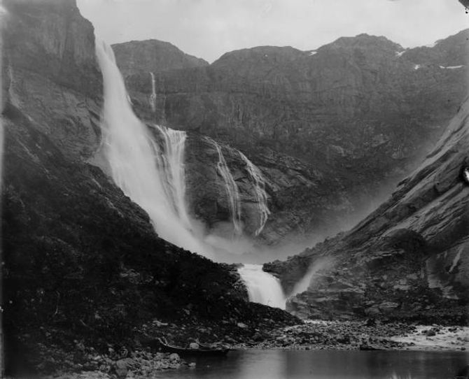 TYSSOVASSDRAGET: Ringedalsfossen (tidlegare kalla Skjeggedalsfossen) er ein del av det mektige Tysso-vassdraget. Dette biletet er frå slutten av 1800-talet. I dag er fossen tørr, bortsett frå i periodar med veldig mykje nedbør.