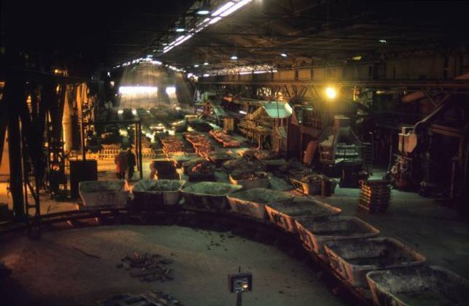 KARBIDEN: Karbidtapping i Odda Smelteverk i 1989. På den tida var Odda den einaste staden i Noreg som hadde karbidproduksjon.