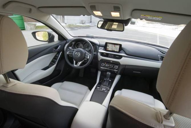 MAZDA: Interiør det luktar premium av.