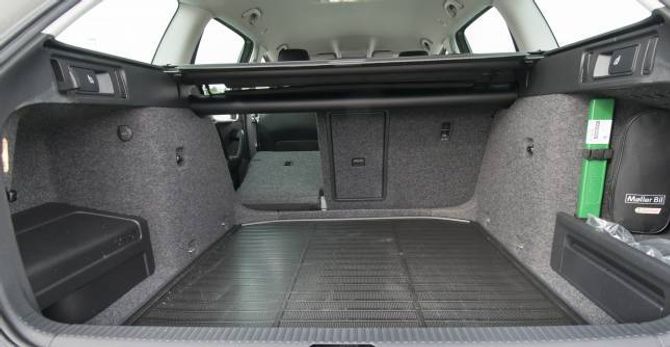 SKODA. Digert bagasjerom, men dessverre ikkje heilt flatt golv når bakseteryggane blir lagt ned.
