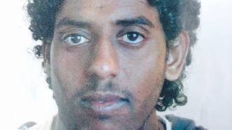 SAKNA: 24-åringen frå Eritrea er mellom 170 og 180 centimeter høg, og har på seg kvit jakke, grå jeans, grå hettegensar og svarte sko.