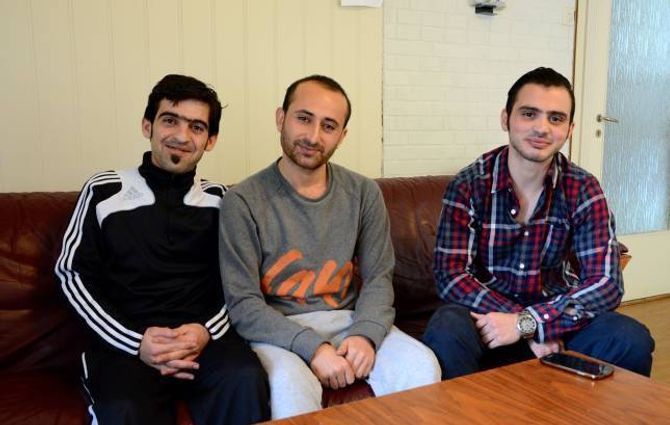DELAR HUS: Både Ferhad Osso (23) (f.v), Walat Ali (28) og Hadwan Morsal (25) er frå Syria. Ferhad blir om kort tid busett i Hokksund, Hadwan reiser til Balestrand, medan Walat enno ventar på å bli busett i ein kommune, slik at også kona kan kome etter frå Syria.