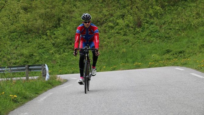 LAGSPORT: Kinserdal trenar mest åleine, men sykkel er ein lagsport, og det synest han er interessant når han ser korleis lagkameratane hjelper kvarandre fram.