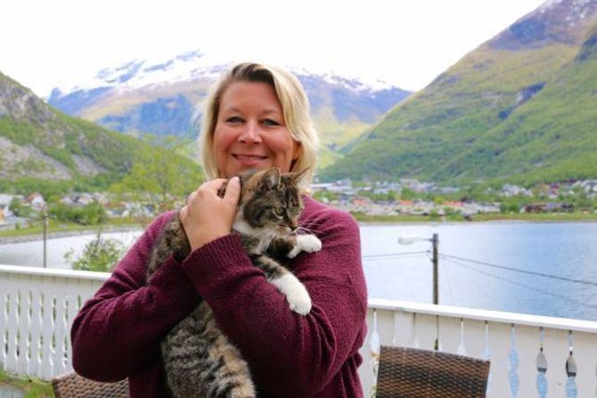 DYREVEN: Då ein katt plutseleg byrja å dukke opp dagleg hjå Elisabeth Styve i januar, gav ho han mat og hadde han til dyrlegen for å få han kastrert og chippa. Dette er ein annan katt ho har.