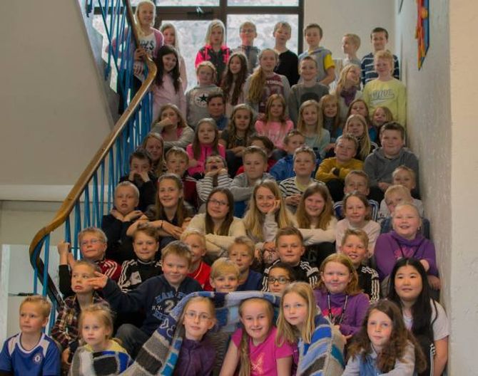 LAPPAR I FLENG: Alle i 4. og 5. klasse ved Farnes skule har vore med på strikkeprosjektet.