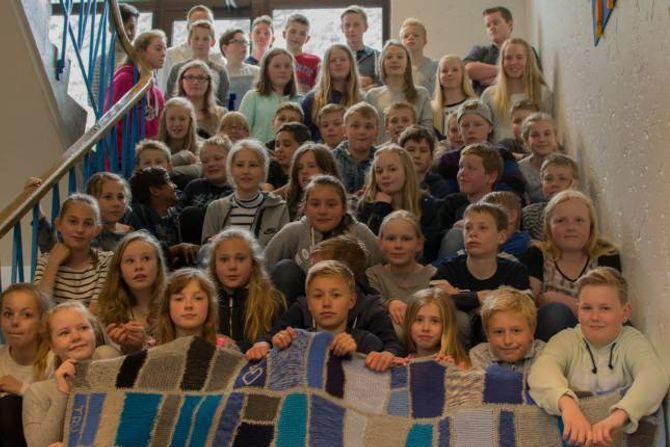 FIRE KLASSAR: Alle klassane på mellomtrinnet var med på prosjektet. Her er 6. og 7. klasse ved Farnes skule.