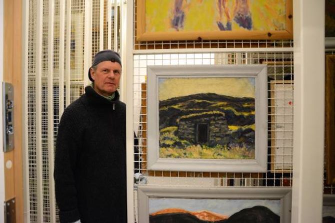 GJESMESAMLINGA: Jens Hauge dukkar inn i Gjesmesamlinga i Sogn kunstsenter.