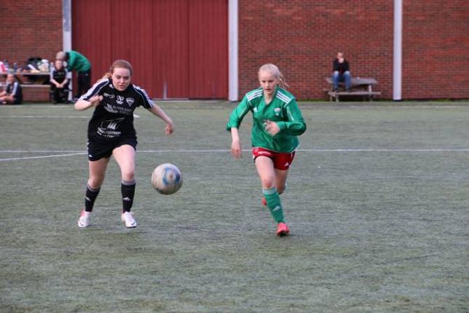 STORSPELTE: Anna Elise Nese (t.h) var banas yngste spelar i kveld, og den 15 år gamle jenta imponerte stort.