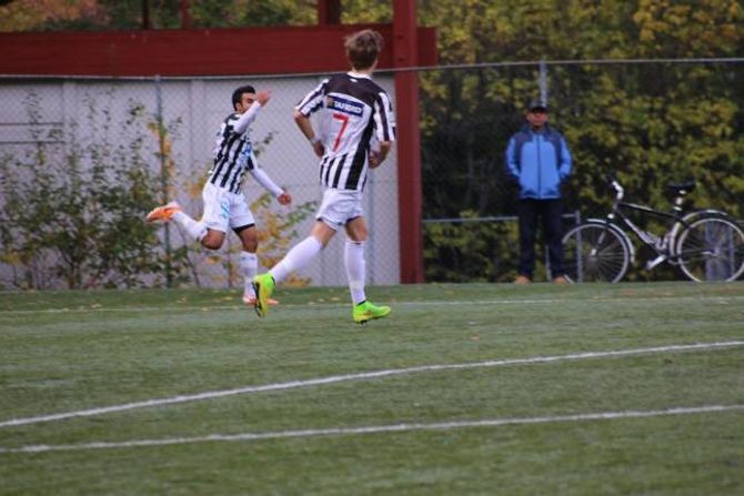 VISTE FINGEREN: Adnan Chafouh Idrissi feira med å vise fingeren til dei rundt seg då han scora mot Årdal i haust. Arkiv