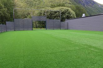 HEILT NYTT: Sist dekke vart skifta, var det med det gamle kunstgraset på stadion. No er graset splitter nytt.