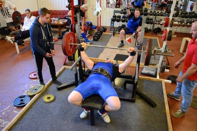 STARTA TUNGT: Jan Åge Øy starta på 170 kg i benkpress.