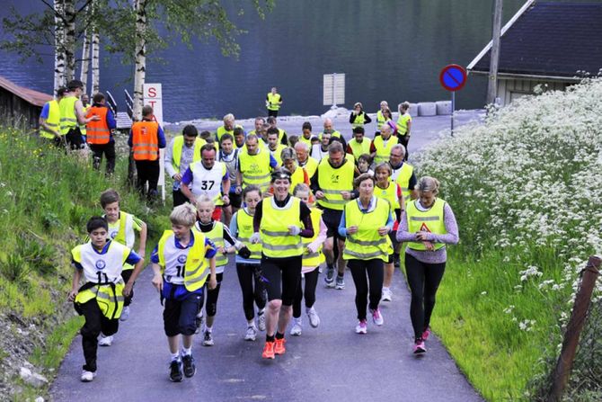 VED START: Løypa går frå fjord, gjennom ein tunnel og til fjells. Løypa er 7,3 km med ein høgdeskilnad på 730 meter.