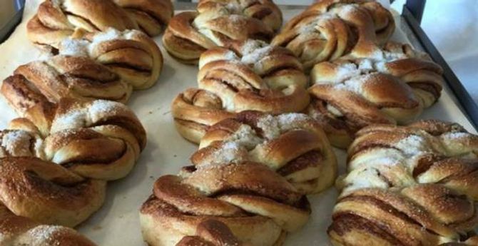 Nybaka kanelbollar av Tya bakeri.
