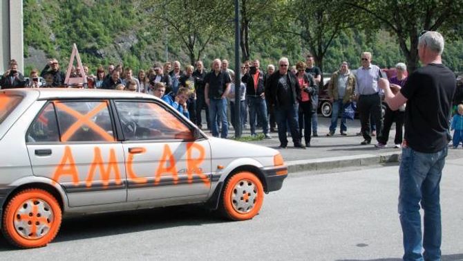 MOTORSPRENGING: Kva skjer når ein sprenger ein bilmotor? Det kan du oppleve under Fjord til Fjell. Arkiv